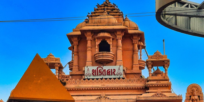 Shri Devikoop Bhadrakali Shakti Peeth Temple in Haryana painted with red colour