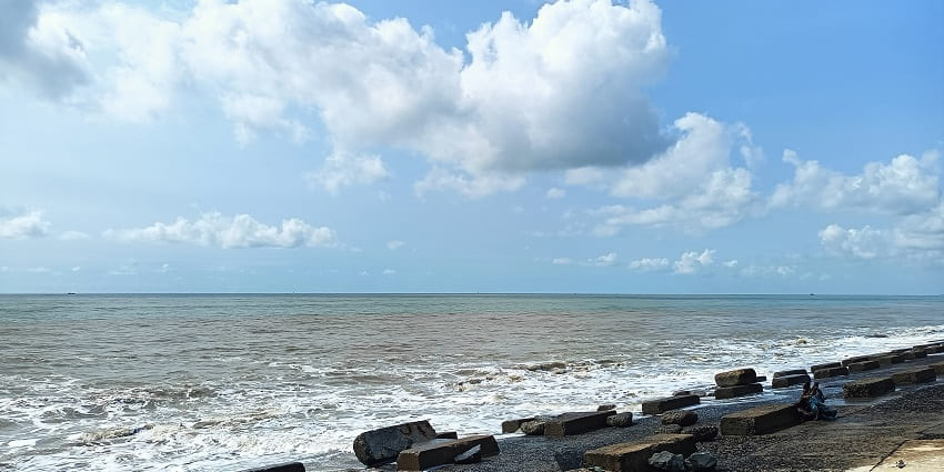 An image of an ocean where waves thoroughly bounce against each other in Shankarpur.