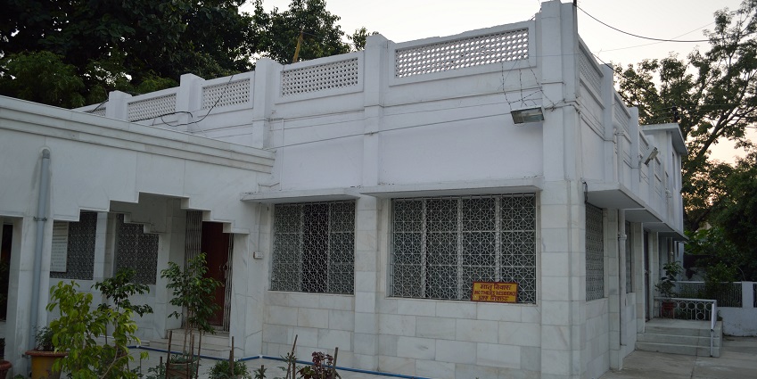 Image of an Ashram surrounded by lush greenery - places to visit in Haridwar for couples