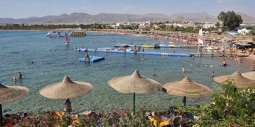Panoramic view of the Shark’s Bay Beach, which is filled with people enjoying their day.