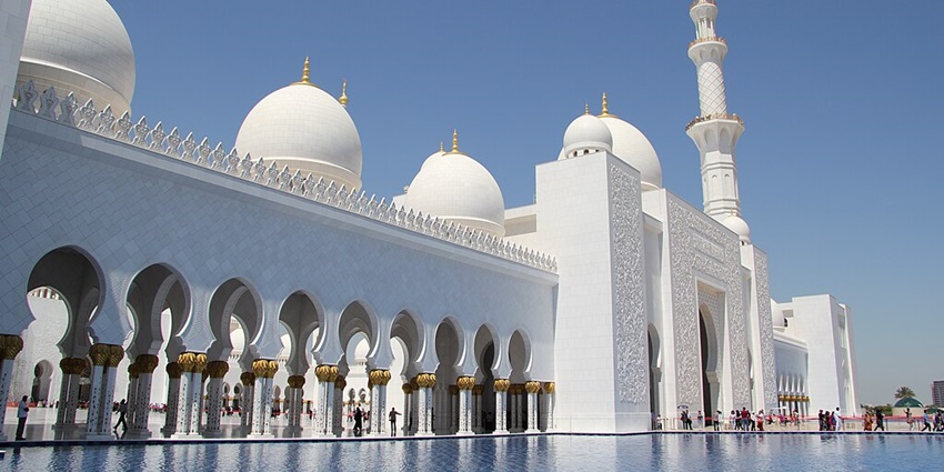 This Abu Dhabi tourist guide gives you a mesmerising view of the majestic mosque.
