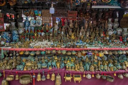 Image of the beautiful souvenir store in the middle of a scenic market in Ayodhya