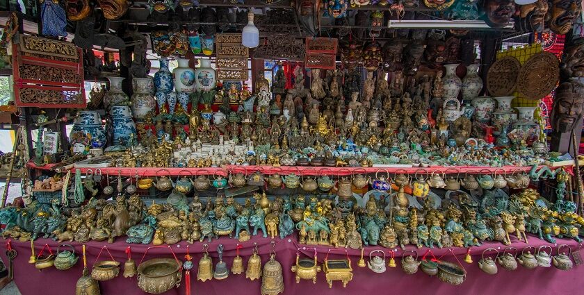 Image of the beautiful souvenir store in the middle of a scenic market in Ayodhya