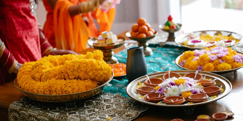 Devotees decorating Pooja Thalis at Shree Hatkeshwar Mahadev Temple in Raipur