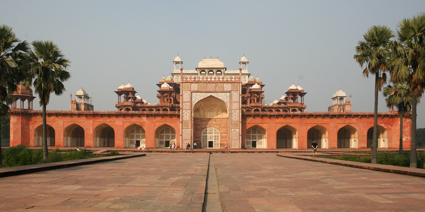 the famous and exquisite architecture of akbar grand mausoleum in sikandra