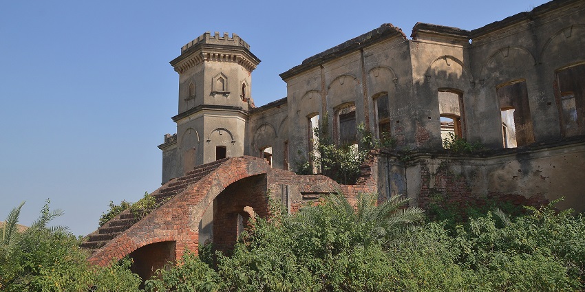 An image of Simultala with an archaeological site in sight.