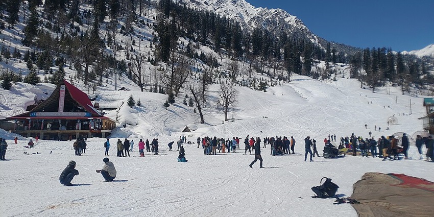 Scenic Valley offers adventure sports and breathtaking mountain views, featured by Kullu Manali travel guide.