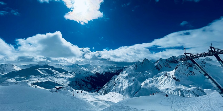 Picture of the mountains covered with snow, one of the places to visit Austria in Winter.