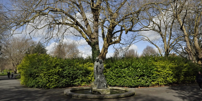 A picture of St. Stephen's Green, which is one of the best places to visit in Dublin.