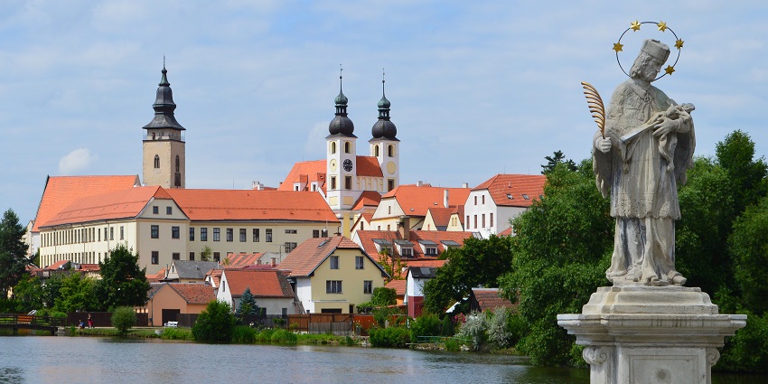 A picture of Telč that has everything that a tourist demands like beauty, ponds and more.