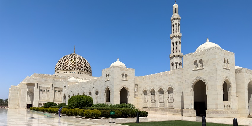 Majestic mosque in Oman, a blend of tradition and architecture.