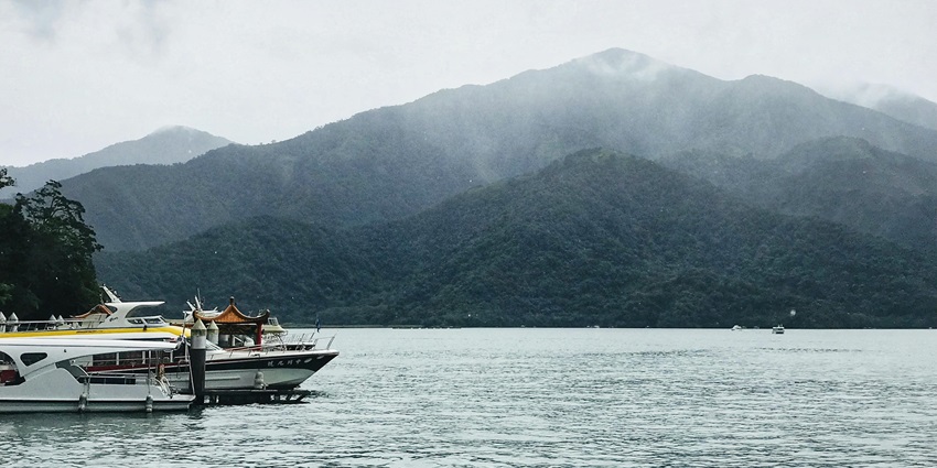 Picturesque lake with serene views, surrounded by mountains