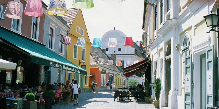 The picture clearly shows the popularity of this place on the Hungary Tourist places list.