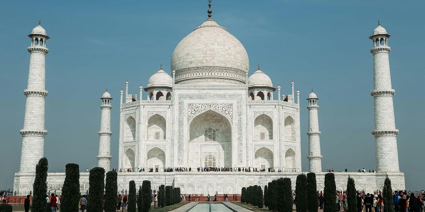 There is no other place as ideal as the Taj mahal to visit for an enriching trip.