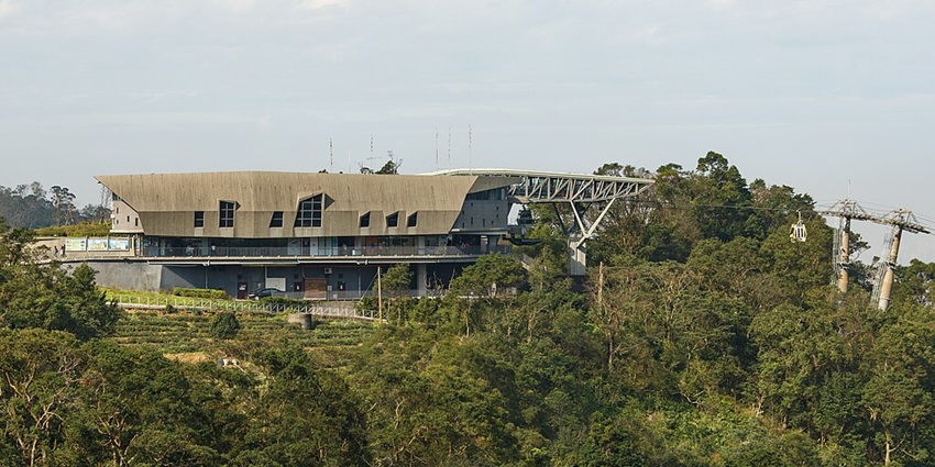 Take a scenic cable car ride at Maokong Gondola, Taipei.