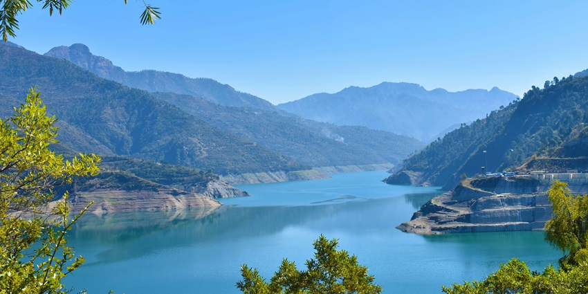 Image of green palm tree near lake during daytime - places to visit in Devprayag