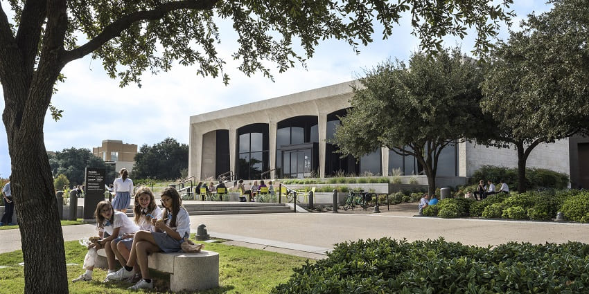 A view of the tourists sitting on the grounds of Amon Carter Museum, Fort Worth.