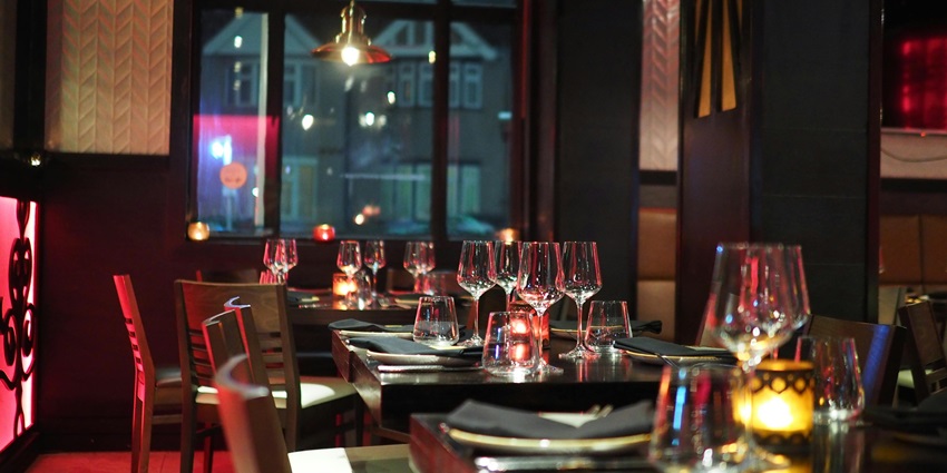 A picture of the Electrique Mist in Mahabaleshwar with a beautiful table setup with glasses and plates.