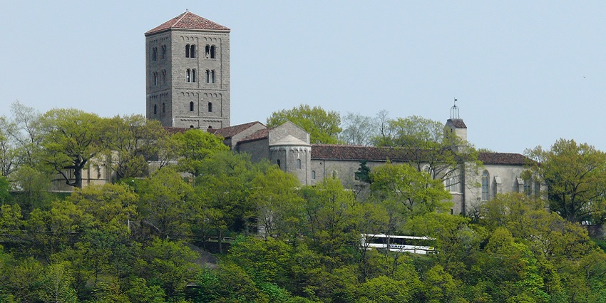 The image of Cloisters in New York, overlooking the Hudson River, one of the best spots to celebrate valentines day in New York.