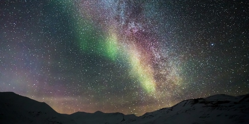 An image of Northern Lights, similar to what can be seen from The Northern Lights Viewing Area.