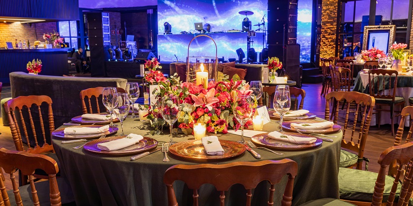 An image of a romantic dining with a delicious cake in Palisade, Colorado Springs.