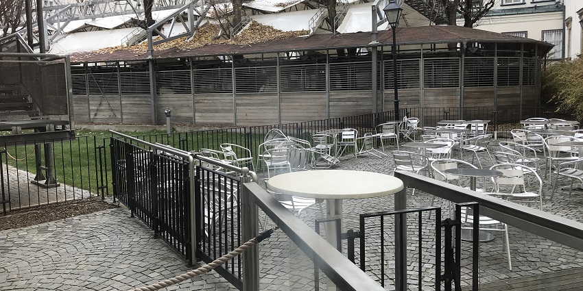 A picture of the Spanish Riding School in Vienna that has a cosy and warm vibe.