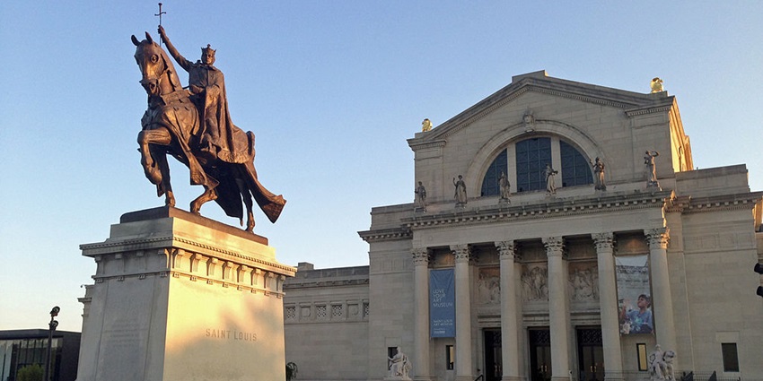 A view of the entrance to the St. Louis Art Museum in Illinois, part of a cross-state experience