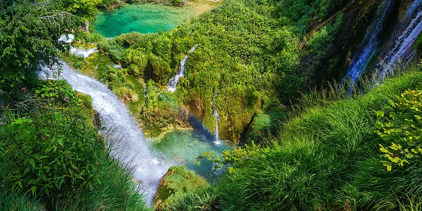 A view of the panorama of the serenity-filled waters of waterfalls in Plitvice.