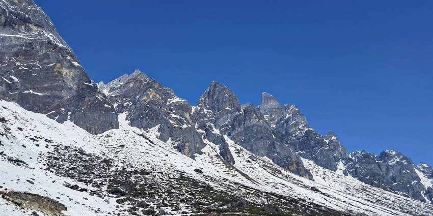 Beautiful image of the hills of Himalaya in Uttarakhand in India