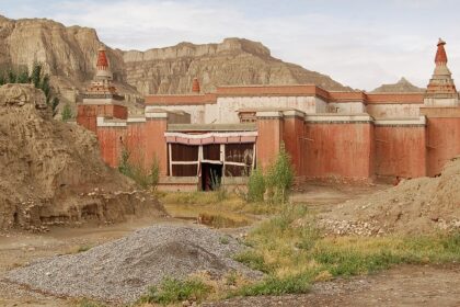 Experience the force of nature and spirituality in the Tholing monastery.