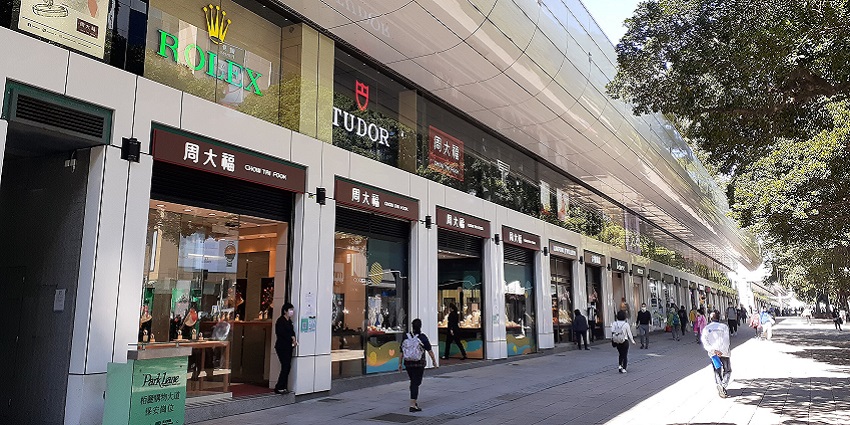 Stroll through streets lined with boutiques selling party wear, jewellery, and designer shoes.