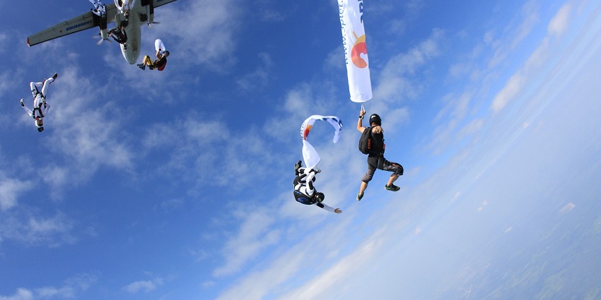 Image of people skydiving in Toronto, a famous tourist destination for skydiving in Canada