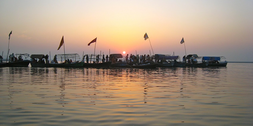 people taking a dip on the occasion of Makar Sankranti at Triveni sangam