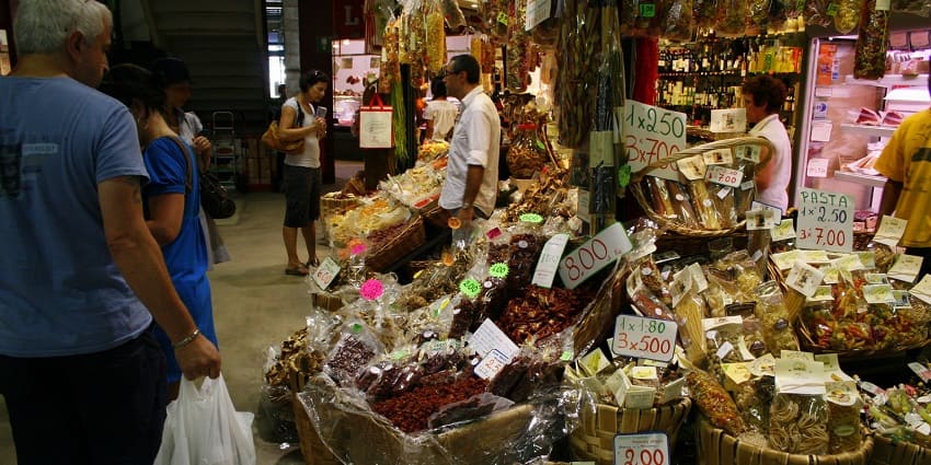 Mercato Centrale offers delicious Filipino street food and local flavours.
