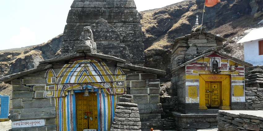 The Tungnath travel guide features the high-altitude Shiva temple in Uttarakhand, known for scenic trekking.