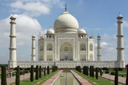 Taj Mahal, the famous monument of love located in Agra in India. Viewers of this file can see comments and suggestions