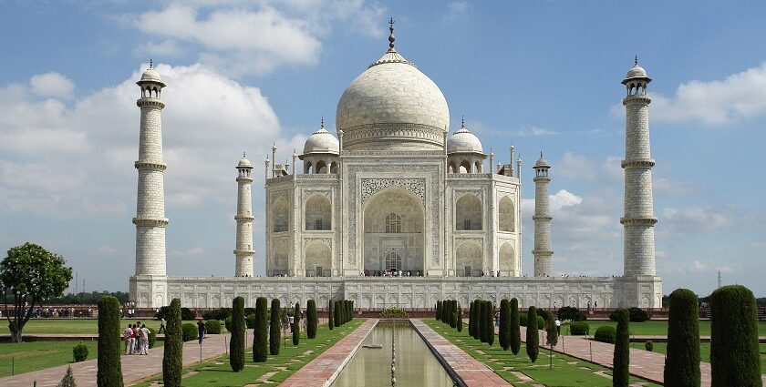 Taj Mahal, the famous monument of love located in Agra in India. Viewers of this file can see comments and suggestions