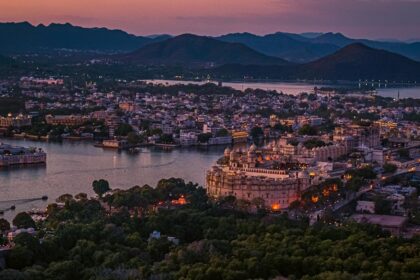 This Udaipur travel guide showcases lakes, palaces and culture.