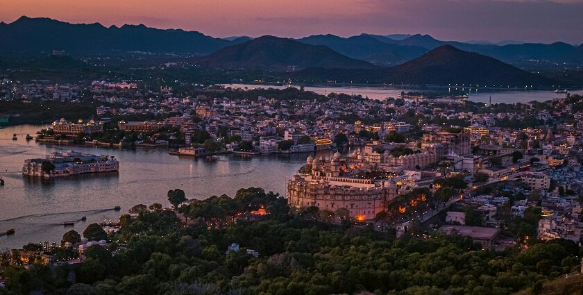 This Udaipur travel guide showcases lakes, palaces and culture.