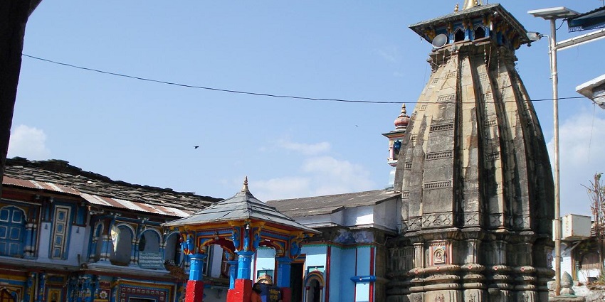Ukhimath is enveloped by the Himalayan views, you get a view of Kedarnath and Chaukhambha.