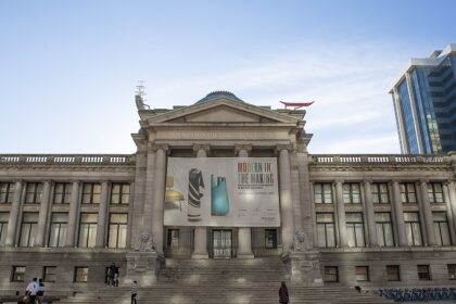 A view of the Vancouver Art Gallery, an excellent example of old-new architecture.