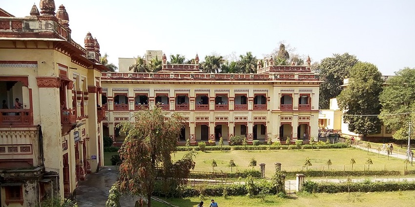 Courtyard of the Faculty of Arts in Banaras Hindu University in Varanasi, as mentioned in the India travel guide.