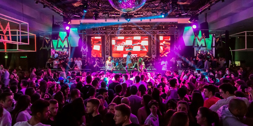 An image of guests enjoying cocktails at Veranda Brasserie & Bar, the best Vienna nightlife.