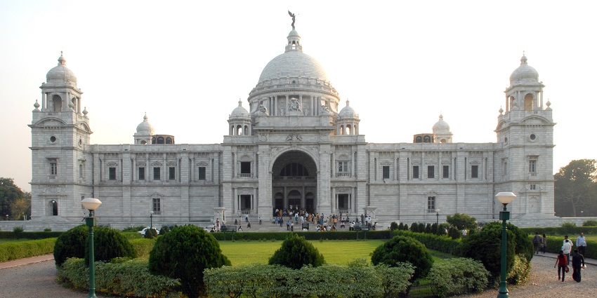 Magnificent colonial-era monument surrounded by lush gardens, featured in Kolkata travel guide.