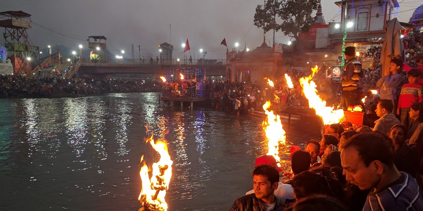 Image of devotees doing aarti near a ghat in Haridwar during evening time