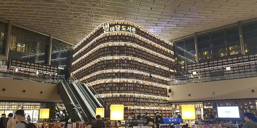 An image of the COEX Starfield Library in Seoul, a stunning space with books.