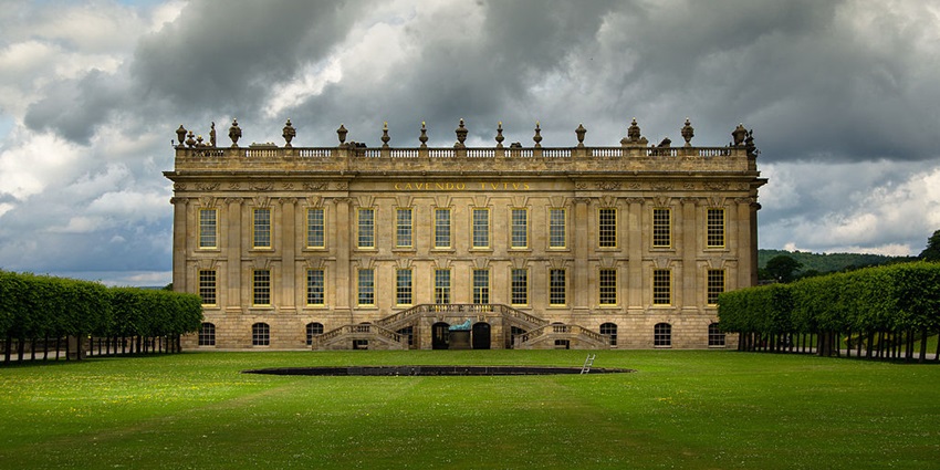 An image of Chatsworth House and its well-kept gardens in England for every traveller.