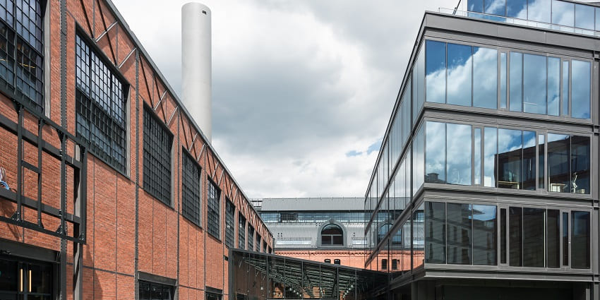 Image of Elektrownia Powiśle food hall where one can enjoy food with family and friends