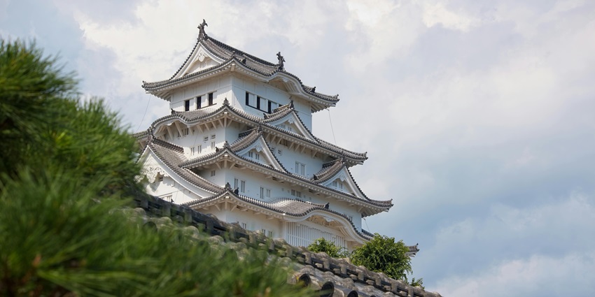 Explore Japan’s iconic, well-preserved feudal castle and grounds.