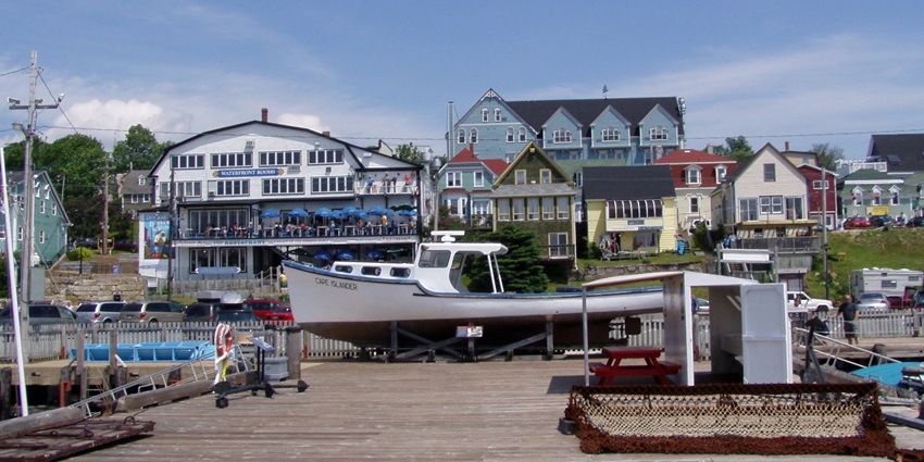 Exploring Lunenburg is one of the most famous things to do in Novo Scotia in October.